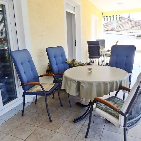 In Starigrad-paklenica 6860 Apartment