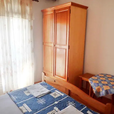 In Starigrad-paklenica 6860