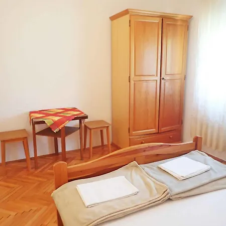 In Starigrad-paklenica 6860 Apartment *