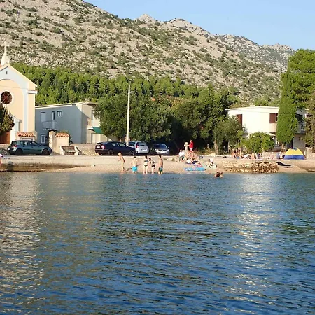 In Starigrad-paklenica 6860